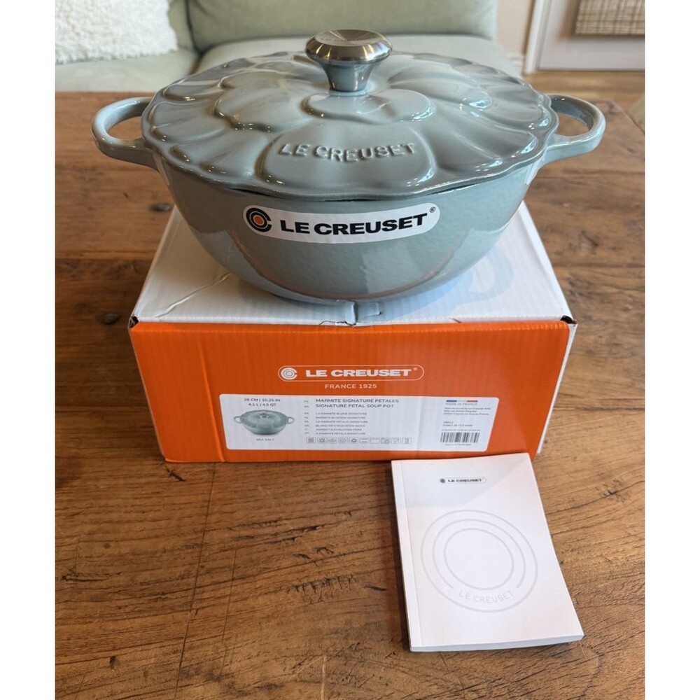 Le Creuset Enameled Cast Iron Round Petal Soup Pot 26 cm 4.5 qt Sea Salt NEW NIB